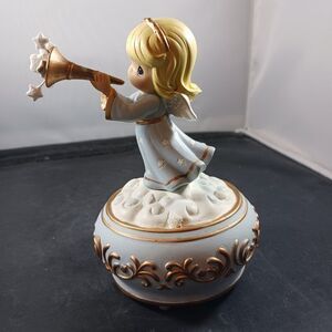 Precious Moments "Share The Gift of Love" Musical Figurine Trumpeting Angel 2009